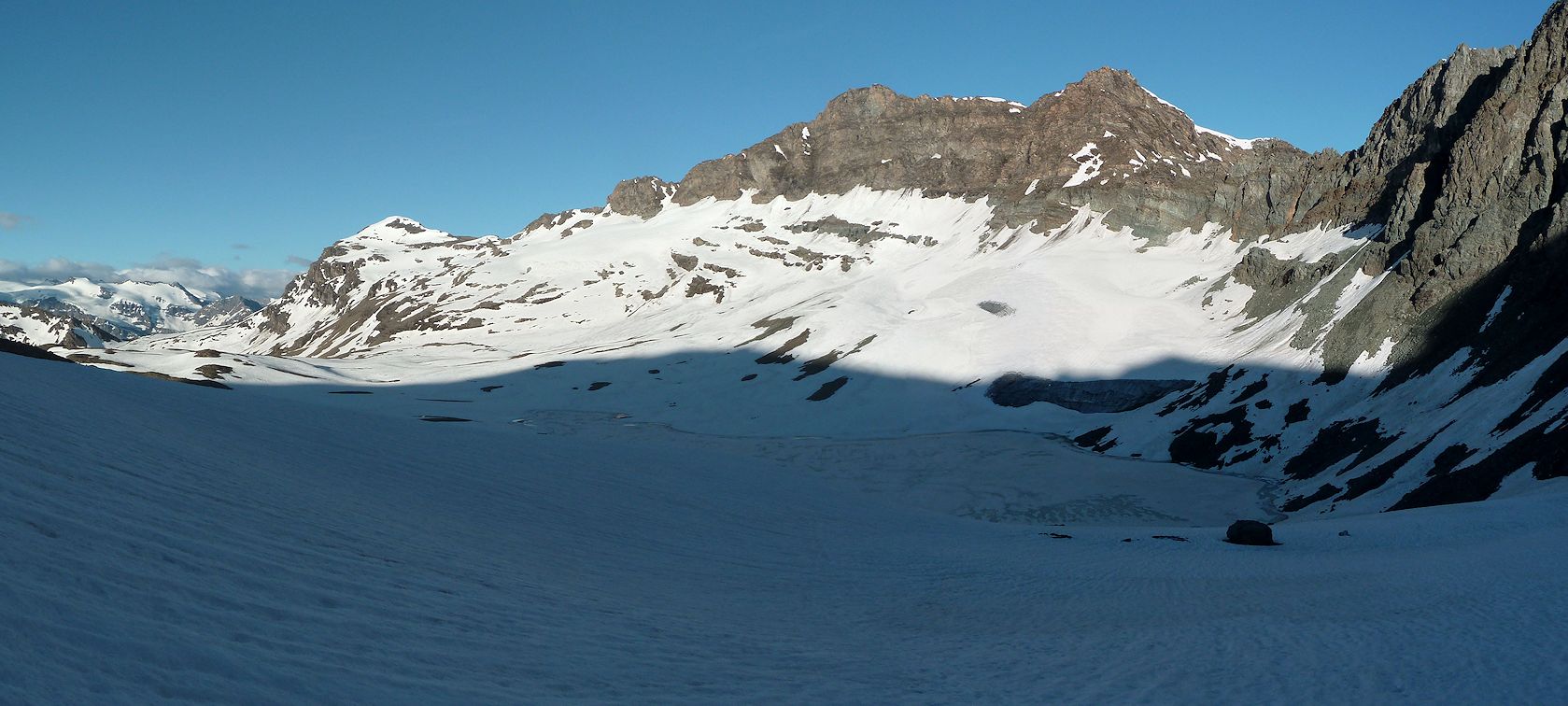 #22 En montant au col du Montet : Vue d En montant au col du Montet : Vue d'ensemble sur le secteur, faces Est de l'Aiguille Pers à l'Ouille Noire, le glacier du Montet et le lac contourné par le N