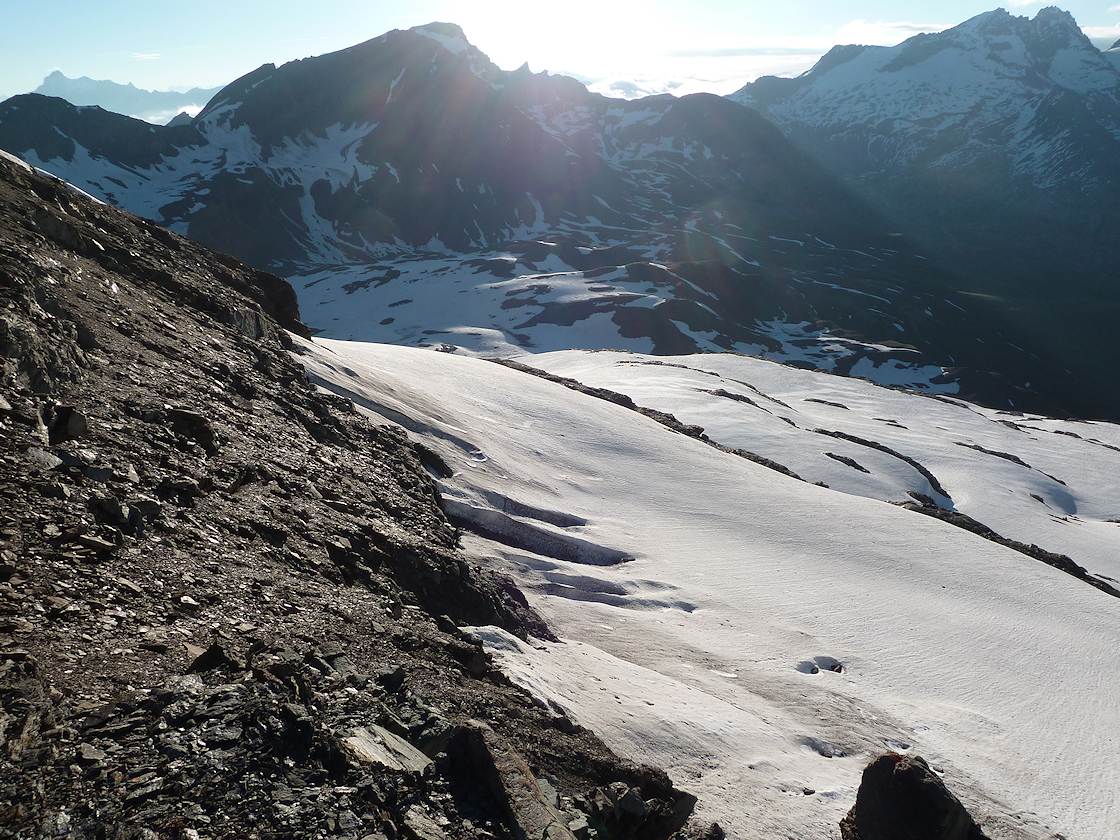 Au col 3284 : Cela fait du bien de voir le soleil ! La Grande Aiguille c'est le sommet tout là bas au centre gauche de la photo.