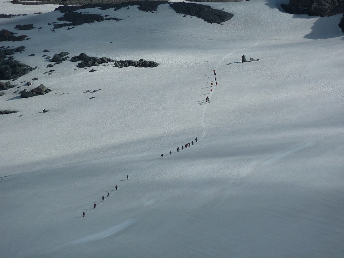 Petite Aiguille Rousse : Moi qui pensait être seul ;-) Les romaines légions ont franchi la frontière !!! 
Le CAI sur le Glacier des Sources de l'Isère s'apprête à gravir la Grande Aiguille Rousse.