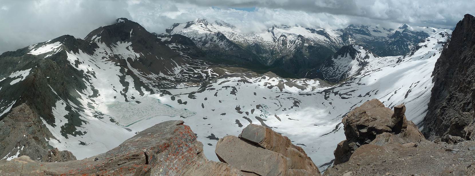 Depuis l'Aiguille Pers : Vue panoramique au SE sur le cirque du Montet et au fond Levanna, Mulinet, Ciamarella, Albaron...