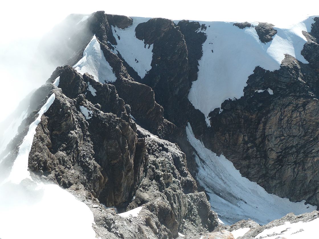 Grande Aiguille Rousse : Depuis le sommet, vue sur le débouché des couloirs du Pas du Bouquetin. Dédicace à Véloski dont j'avais en tête le CR de son dernier tour dans le secteur ! Impressionnant vu du haut, ce pas du bouquetin, bien content d'être p