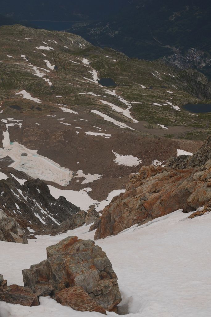 #8 Etendard : Au sommet, le couloir Ouest plonge vers Vaujany Etendard : Au sommet, le couloir Ouest plonge vers Vaujany