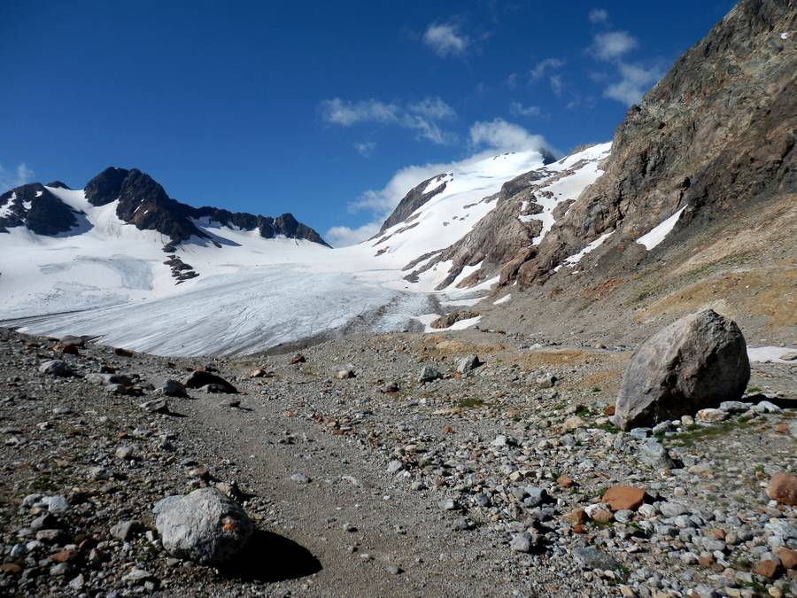 #8 Arrivée au glacier : Tout en glace sur son 1/3 inférieur Arrivée au glacier : Tout en glace sur son 1/3 inférieur