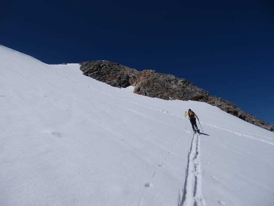 #10 Proche du sommet : Sama Lau me relaie sur les derniers mètres pour, lui aussi, tracer dans la fraiche Proche du sommet : Sama Lau me relaie sur les derniers mètres pour, lui aussi, tracer dans la fraiche