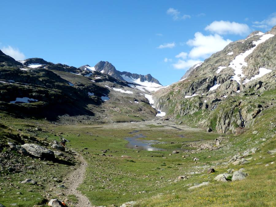 #6 1er Névé en vue : Nous chausserons les skis ici avant de déchausser jusqu 1er Névé en vue : Nous chausserons les skis ici avant de déchausser jusqu'au glacier
