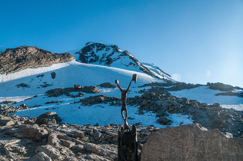#10 Piramide Vincent-2014 : Départ dans les derniers, pas le feu au lac vu le dégel tardif, sous la protection du Christ sur sa croix (pour les pôvres alpinistes en herbe ? qui en ch....t bien plus que les skieurs à la montée comme à la descente) Piramide Vincent-2014 : Départ dans les derniers, pas le feu au lac vu le dégel tardif, sous la protection du Christ sur sa croix (pour les pôvres alpinistes en herbe ? qui en ch....t bien plus que les skieurs à la montée comme à la descente)