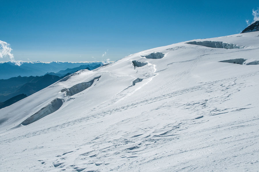 Punta-Gnifetti-2014 : Zone de grosses crevasses en bordure d'autoroute, à méditer en cas de brouillard !