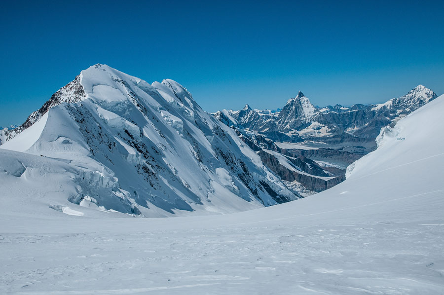 Punta-Gnifetti-2014 : Le Lyskamm trône royal et nargue le sommet des plaquettes de chocolat suisse.