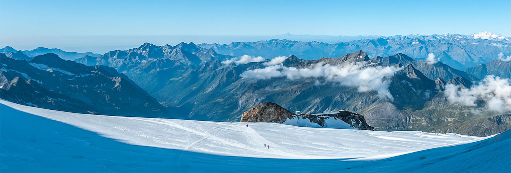 Piramide Vincent-2014 : Panorama dans le rétro depuis les premières pentes, au lointain bien visible, la pyramide du Mont Viso, tout à droite le massif du Grd Paradis.