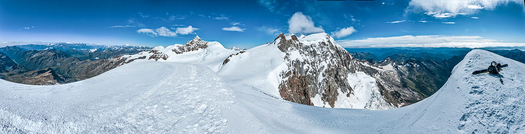 #16 Piramide Vincent-2014 : Pano du sommet avant l Piramide Vincent-2014 : Pano du sommet avant l'arrivée d'un nuage bouchant tout pour la descente.