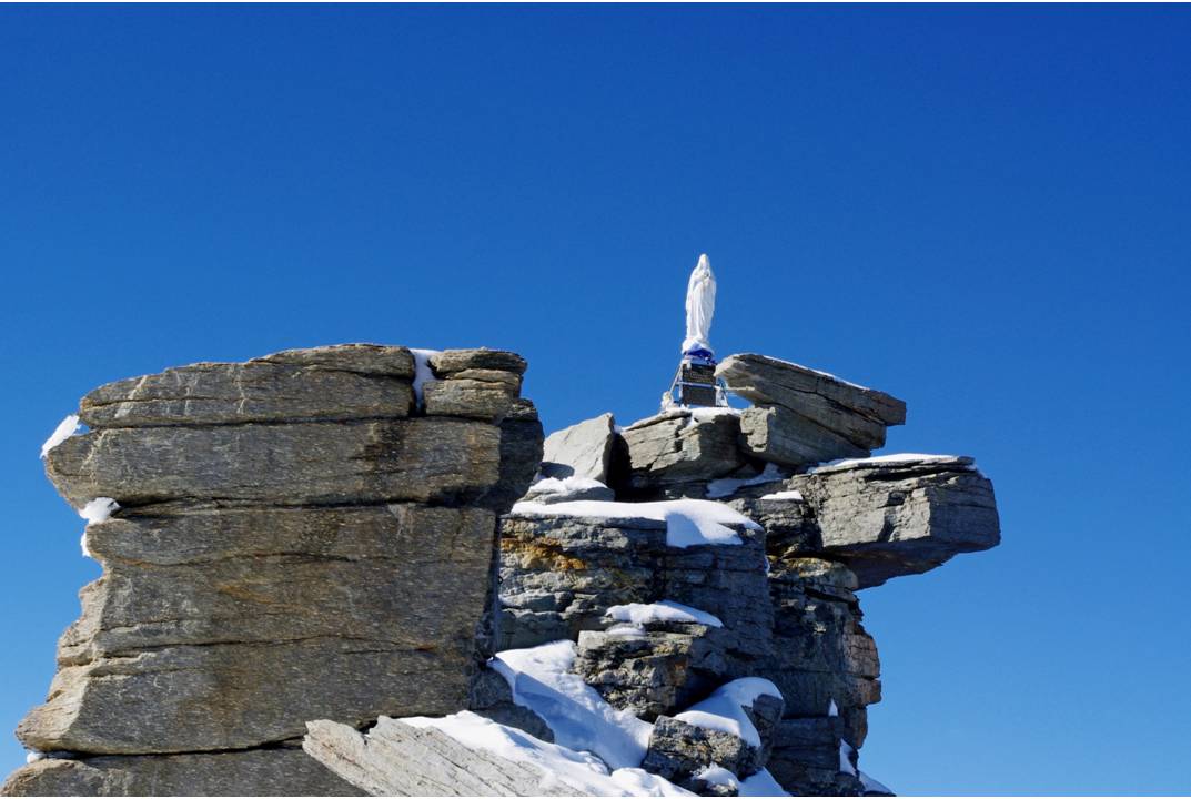 Summit : Un samedi d'automne, du bleu, le Grand Paradis pour soi... une statuette sommitale qui dit le sentiment ici: Humilité