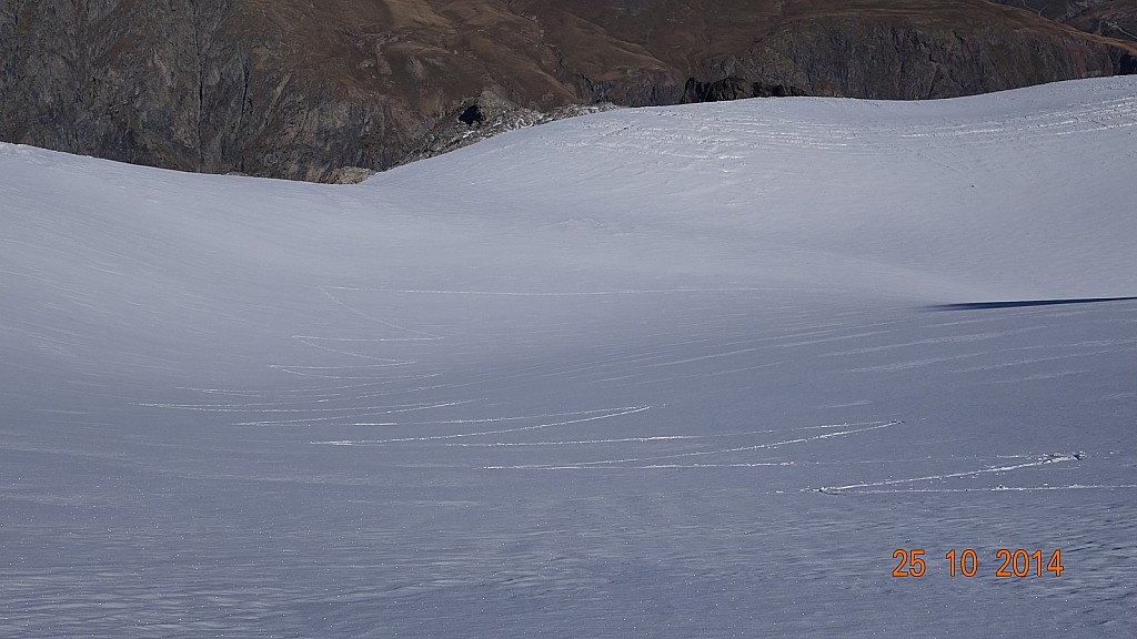 #13 Contrastes entre la vallée, le : glacier et mes traces de montée Contrastes entre la vallée, le : glacier et mes traces de montée