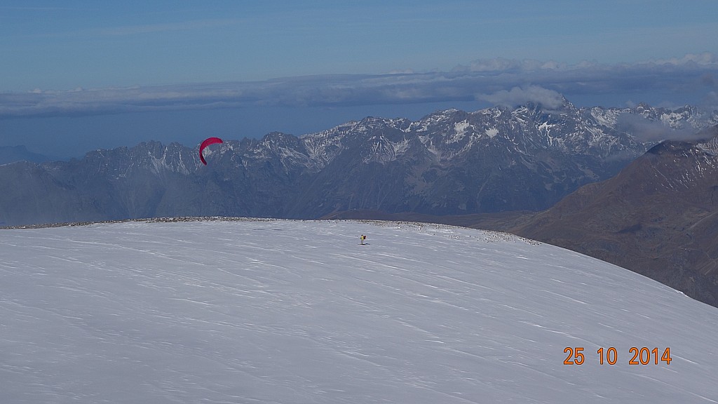#4 Un autre adepte du snowkite : avec le massif de Belledone Un autre adepte du snowkite : avec le massif de Belledone