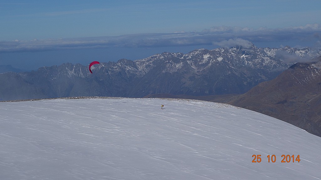 Un autre adepte du snowkite : avec le massif de Belledone