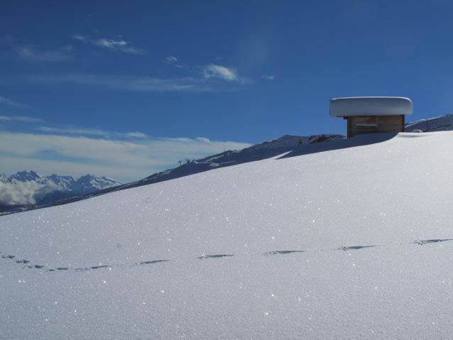 Secteur haut des Lauzes : Paysage à la Samivel avec trace de lièvre variable... un comble dans une station de ski.... fermée ;)