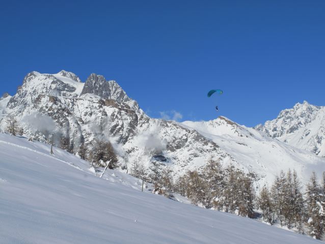 Secteur haut des Lauzes : Vu sur le Pelvoux et le beau plouf d'un skieur volant