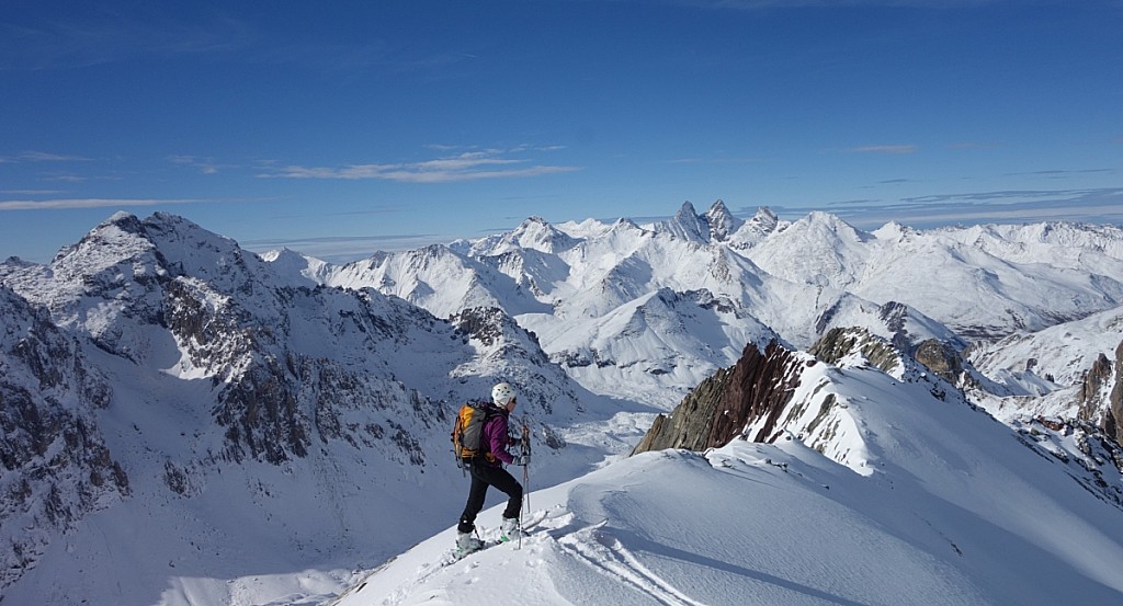 #4 On bascule : sur la crète.. Pas assez garnie pour une parcours d On bascule : sur la crète.. Pas assez garnie pour une parcours d'arrête on redescend un peu dans la pente N