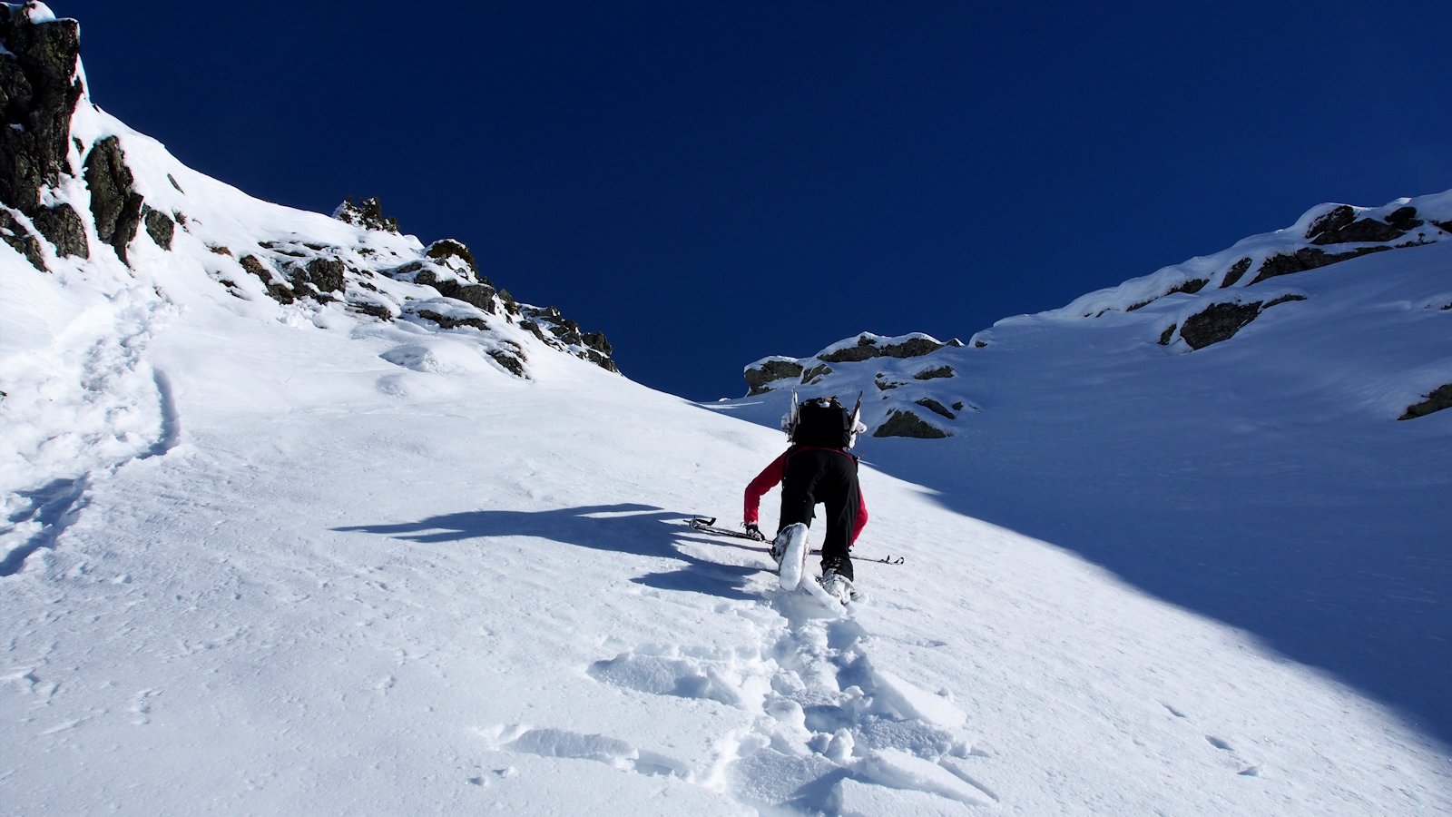A ski ou à pied : Isabelle à la trace dans la pente SO.