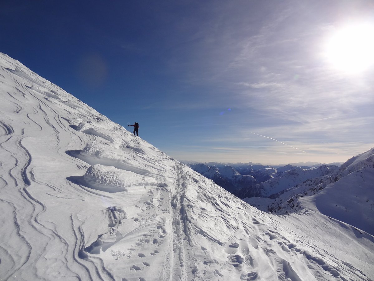 vers le sommet : neige soufflée en versant ouest