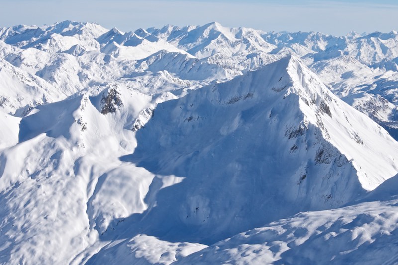 Pizzo Lucendro : Bien jolie face qui domine le Witenmasseren. Skiée aujourd'hui par trois sympa skieurs.
