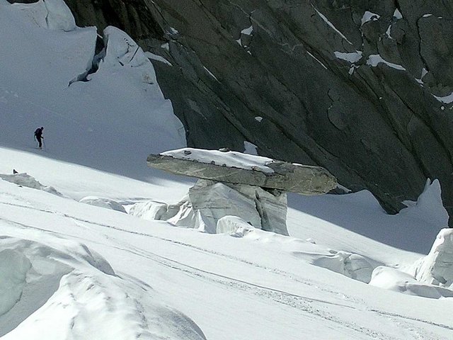 #4 La table était mise ... : incroyable cette table de pierre sur un bloc de glace! La table était mise ... : incroyable cette table de pierre sur un bloc de glace!