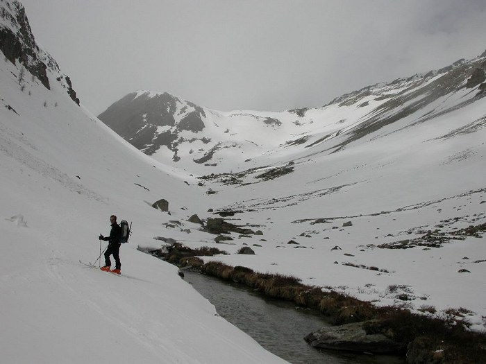 #1 En montant au Col d En montant au Col d'Arsine : Le torrent du Petit Tabuc et on devine la cabanne pastorale au fond du vallon avant de tourner à gauche pour rejoindre le Col d'Arsine.