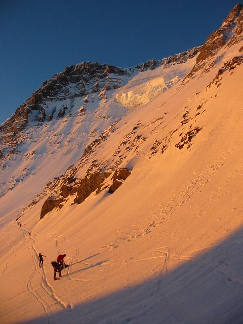 Lever de soleil aux Italiens : Incroyable coloration à 6h00 du mat, qui va voir Romu enclencher le turbo et aspirer un à un les membres de la Low Tech Team : \