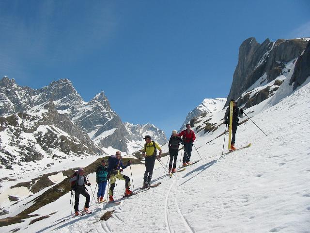 #11 SkiTour team : L SkiTour team : L'équipe presque au complet, manque juste Marlène et Jeroen (derrière moi) qui n'a pas eu le courage de remonter quelques mètres ;) et le chasseur photographe aux commandes.
De gauche à droite : Moms, TomTom, Yannick, Romu, David, Den