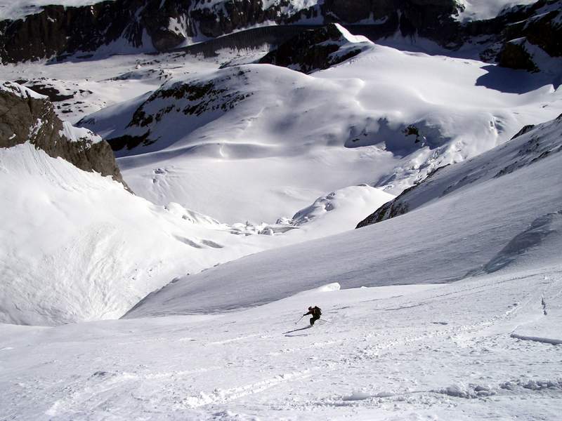 Petite face N : Dans le tiers inférieur, passage entre les deux barres de séracs.