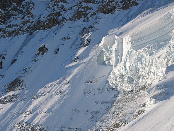 Sérac au couloir des Italiens : Deux gars à l'attaque du couloir des italiens, grande Casse face nord.