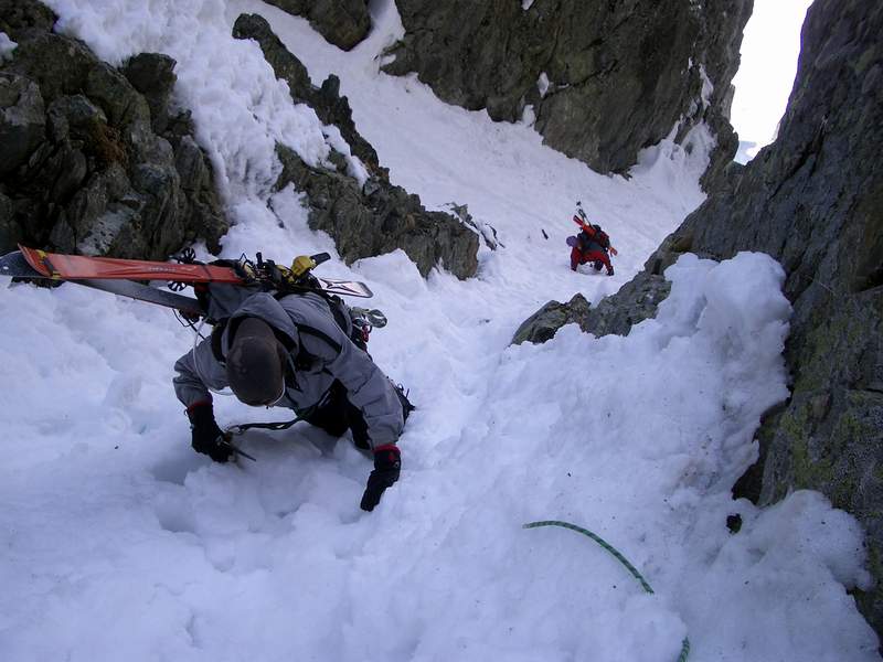 #8 Couloir dulong de Rosnay : Une corde de 50 m permettrait d Couloir dulong de Rosnay : Une corde de 50 m permettrait d'éviter une fastidieuse descente à pied dans le haut du couloir, très étroit et encaissé, si comme nous vous ne voyez le deuxième anneau que trop tard.