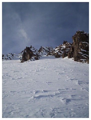 un couloir dans la combe : je n y monterai pas car ca brasse trop en raquettes :(