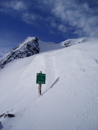 Col des Roches : De la cabanne, on aperçoit le col des Roches et son glacier d'accés à droite et la face nord du Turia à gauche