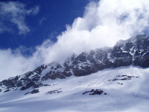 #1 Pic de l Pic de l'Etendard : Nuages et brumes sur l'Etendard; les couloirs sont en neige dure pour le peu qu'il en reste...