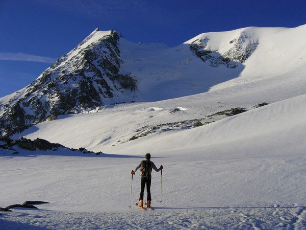 Turia : Jeroen au grand col à contempler la face Nord du Turia qui semblait en condition avec de la glace au sommet