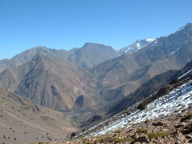 #1 J-1 vallée d J-1 vallée d'Imlil : Imlil, au fond le Tizi (col) n'Tamatert