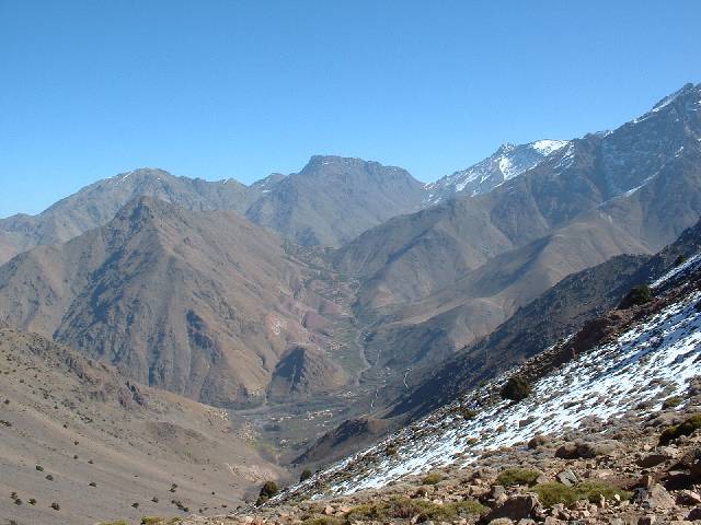 J-1 vallée d'Imlil : Imlil, au fond le Tizi (col) n'Tamatert