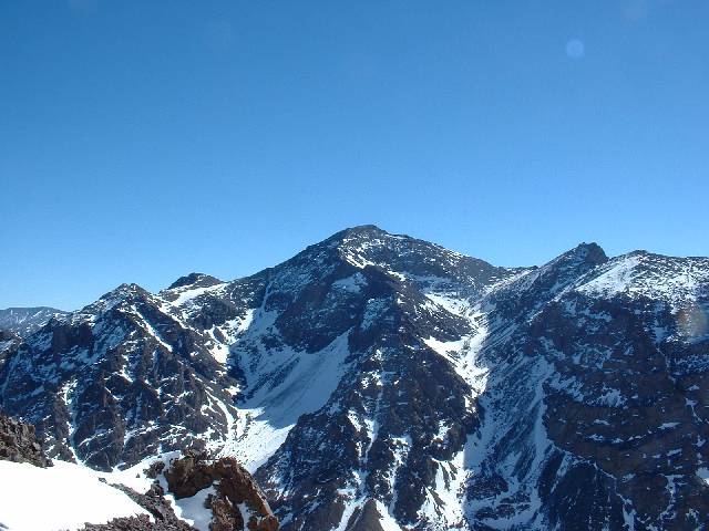 J-2 Le Toubkal : A gauche, ce qui aurait du etre notre itinéraire de montée, à droite, un itinéraire de descente possible