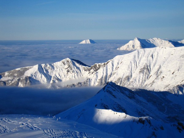 #1 Tête de bostan : La Vallée de l Tête de bostan : La Vallée de l'Arve sous les stratus et le Môle (1863m) qui émerge au loin.