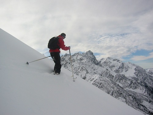 #3 Descente : Pas facile de photographier Vivi38 debout sur ses skis ;o)
S Descente : Pas facile de photographier Vivi38 debout sur ses skis ;o)
S'est débrouillle comme un chef, premier chaussage depuis (presque) 10ans !