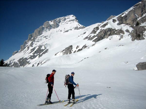 #1 Dzérat : J-F et Hervé à la montée avec la face Est de la Pointe de Dzérat derrière Dzérat : J-F et Hervé à la montée avec la face Est de la Pointe de Dzérat derrière