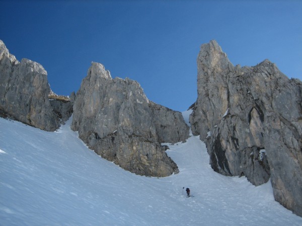 #2 Le petit couloir : Hervé sous le couloir de montée pour accéder au replat sous la Tour du Bargy (couloir de gauche) Le petit couloir : Hervé sous le couloir de montée pour accéder au replat sous la Tour du Bargy (couloir de gauche)