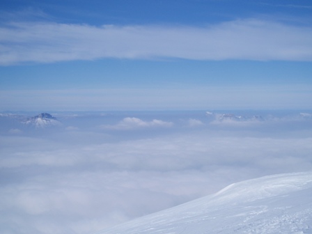 Au sommet du Grand Colon : Grenoble et Chartreuse toujours dans les nuages.Seul Chamechaude surnage.