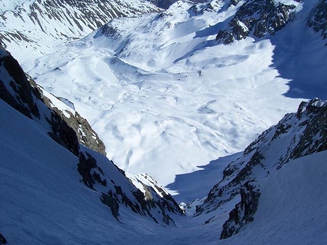 Arsine : Alors que le couloir ne voit quasiment pas le soleil à cette période de l'année, la neige transforme en bas..