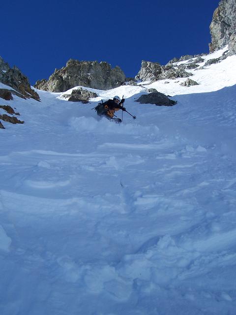 Haut : Dans les 50° bien tassés du haut. Ski physique au RDV