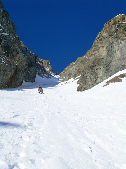 Manu dans la montée du couloir : Manu mène la danse. On appercoit la brèche au fond du couloir.