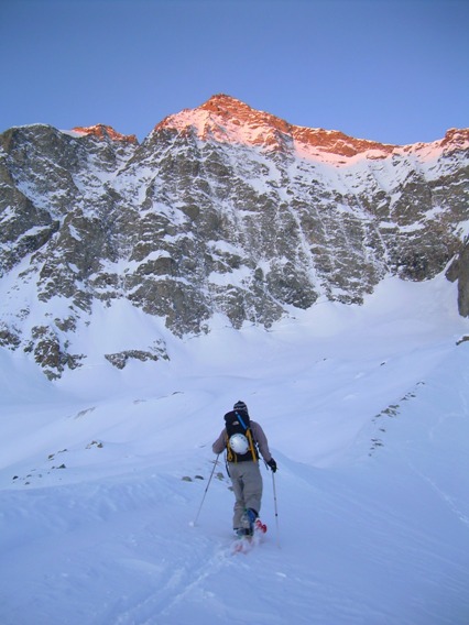 #8 Manu au pied du couloir : Manu sur la moraine, face au pic neige Cordier enflammé par les premiers rayons de soleil Manu au pied du couloir : Manu sur la moraine, face au pic neige Cordier enflammé par les premiers rayons de soleil