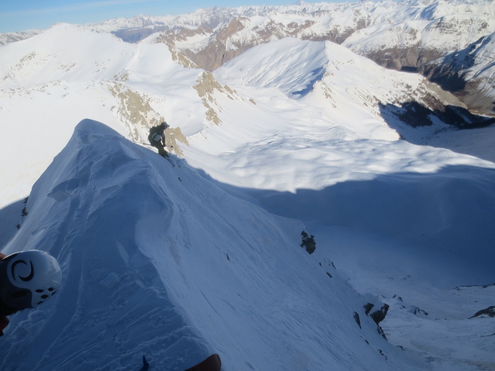 #5 Descente sous Pelat, avec vue sur la suite de notre itinéraire, crête + Cimet à gauche Descente sous Pelat, avec vue sur la suite de notre itinéraire, crête + Cimet à gauche