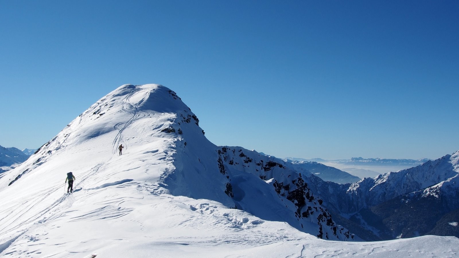 Bizard n'étant pas très skiable, nous optons pour le sommet 2448 m sur l'arête de la Tournette.