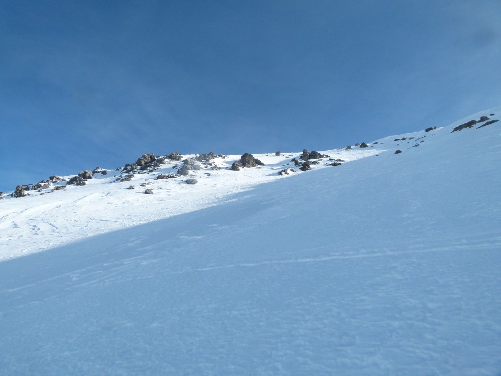 le triangle NW vu du bas ; j'ai chaussé au soleil au-dessus des rochers en haut à droite